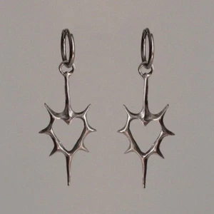 Small Hollow Thorn Heart Pendant Earrings Senior Feelings Pair - Bild 1 von 4
