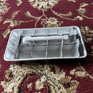 Vassoio vintage per cubetti di ghiaccio alluminio metallo con inserto 18 cubetti - Foto 1 di 10