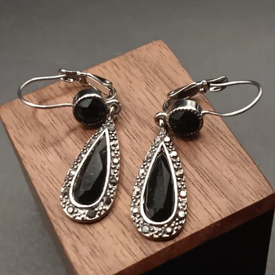 Pendientes colgantes tono plata, metal fundido brillante que rodea piedra acrílica negra  Foto 1 de 4