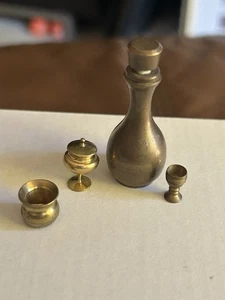 Casa delle bambole vintage in miniatura 1:12? Decanter in ottone massiccio con coperchio e 1 calice, spiedino - Foto 1 di 7