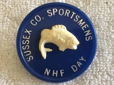 SUSSEX COUNTY SPORTSMENS VINTAGE FISHING NHF DAY PLASTIC PIN, NEW JERSEY - Image 1 of 4