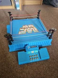 Anillo de lucha Hasbro WWF/WWE - Postes cuadrados azules con caja de sonido, cinturón - Imagen 1 de 11