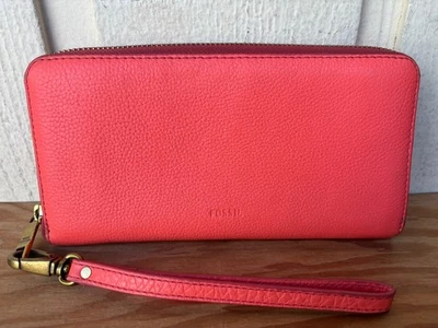 Fossil women's zip around leather wristlet clutch wallet.12 card slots,7 pockets - Image 1 of 4