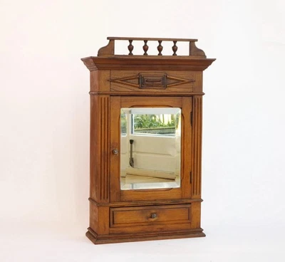 Antiguo armario pequeño de madera de roble con espejo biselado y adornos tallados Foto 1 de 4