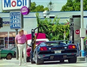PRESIDENTE DONALD TRUMP METIÉNDOSE EN SU LAMBORGHINI AZUL DIABLO ICÓNICO 4x6 - Imagen 1 de 1