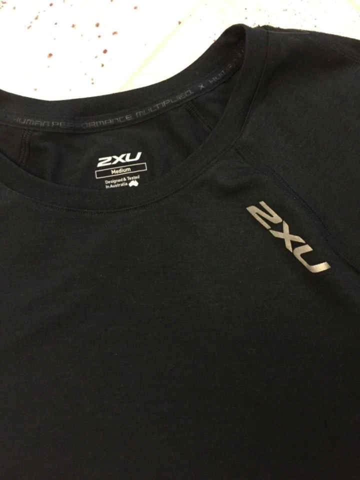 2XU Women's Long sleeve Heat Run Top black Medium NEW - Image 1 of 4