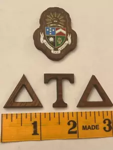 Combo de letras de madera de nogal Delta Tau Delta (1") y mini cresta (1,5") - Imagen 1 de 1
