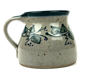 Grande Baie Poterie Tasse Fait Main Grès Vert Lierre 3,75"H 13,5 Dia. NH 8 OZ. Neuf - Photo 1/7