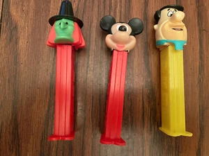 DISPENSADORES PEZ VINTAGE - LOTE DE TRES (3) MICKEY / FRED FLINTSTONE / BRUJA - Imagen 1 de 1