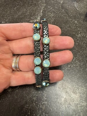 Pulsera HEET de dos hilos de cuero Rockstar piel de serpiente cristales azules metálicos 7 pulgadas Foto 1 de 4