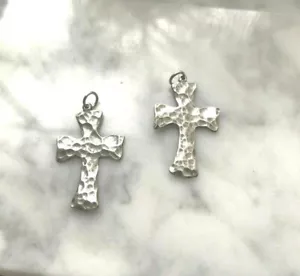Trae de vuelta este look joyería 1 colgante dije de peltre cruz martillado todo nuevo. - Imagen 1 de 1