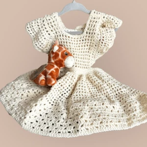 Handgefertigtes gehäkeltes Baby Mädchen Kleid Knopf & Tie Back Leinen Farbe 3 Monate - 9 Monate - Bild 1 von 16