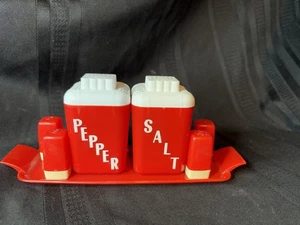 Set 3 - Shaker sale e pepe vintage in plastica rosso e bianco con vassoio - Foto 1 di 12