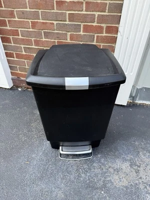 Bote de basura de cocina negro Simplehuman cierre suave  Foto 1 de 4