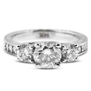 Anillo clásico de 3 piedras de oro blanco con diamantes naturales redondos G/SI1 de 2,90 quilates - Imagen 1 de 24
