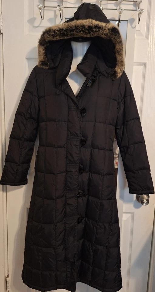 Chaqueta Parka acolchada negra de plumón Esprit de colección para mujer capucha cierre de botón/cierre de cremallera Foto 1 de 4