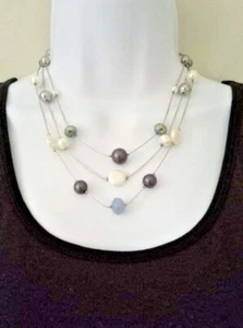 Collar multicapa blanco gris perla sintética y cuentas de 16"" usado - Imagen 1 de 2