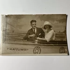 c.1920 Adorable Pareja Sentada en LANCHA MOTORA HÉLICE Fondo RPPC Postal con Foto Real - Imagen 1 de 11