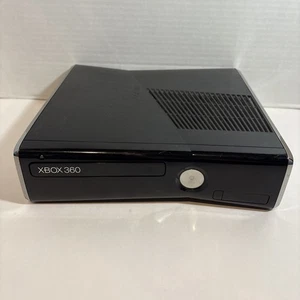 Consola Xbox 360 S Slim Negra Solo Mate 1439 - Para Pieza/Reparación - Sin Disco Duro - Imagen 1 de 5