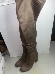 Botas Altas para el Muslo Tonya Over The Knee Taupe Microsueda Talla 10 A Nuevo Día - Imagen 1 de 7