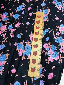 1 iarda nero con fiori rosa blu misto cotone, larghezza 44" prelavato - Foto 1 di 2