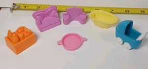 1994 Richard Scarry Busy Town Ersatzteile Lot Tyco Möbel Kinderwagen Badewanne - Bild 1 von 7