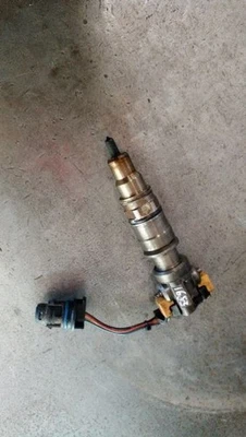 Un inyector de combustible de 2003 Ford F350SD 6,0 L turbo diésel Powerstroke 7535480 Foto 1 de 4