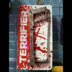 -=] TRICK OR TREAT - Terrifier 2 Bügelsäge Sega Zubehör [=- - Bild 1 von 3