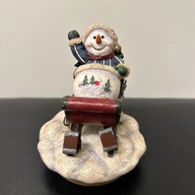 Muñeco de nieve en trineo para interiores del hogar con tapa de vela de Navidad se adapta a tarro de apertura de 2" Foto 1 de 4