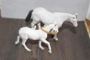 Britains White Horse Stute & Fohlen - Vintage Farm Series Fohlen fehlender Schwanz - Bild 1 von 8