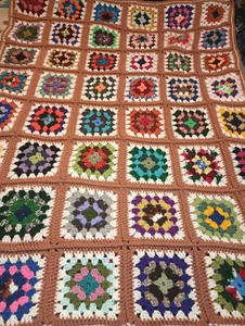 NEU HANDGEFERTIGT KASTANIENBRAUN mehrfarbig GRANNY SQUARES AFGHANISCH (Los#184) - Bild 1 von 2