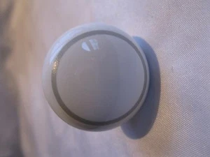 Perilla tiradora de cajón de cerámica blanca con círculo gris gris en la parte delantera con tornillo - Imagen 1 de 4