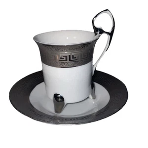 Juego de tazas y platillos Demitasse de porcelana fina de colección Yau Shing llave griega plateada, con patas - Imagen 1 de 10