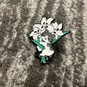 Cat Enamel Pin Cute Gray Kitten Stripe Cat Flower Bouquet Backpack Cat Lady New - Picture 1 of 4