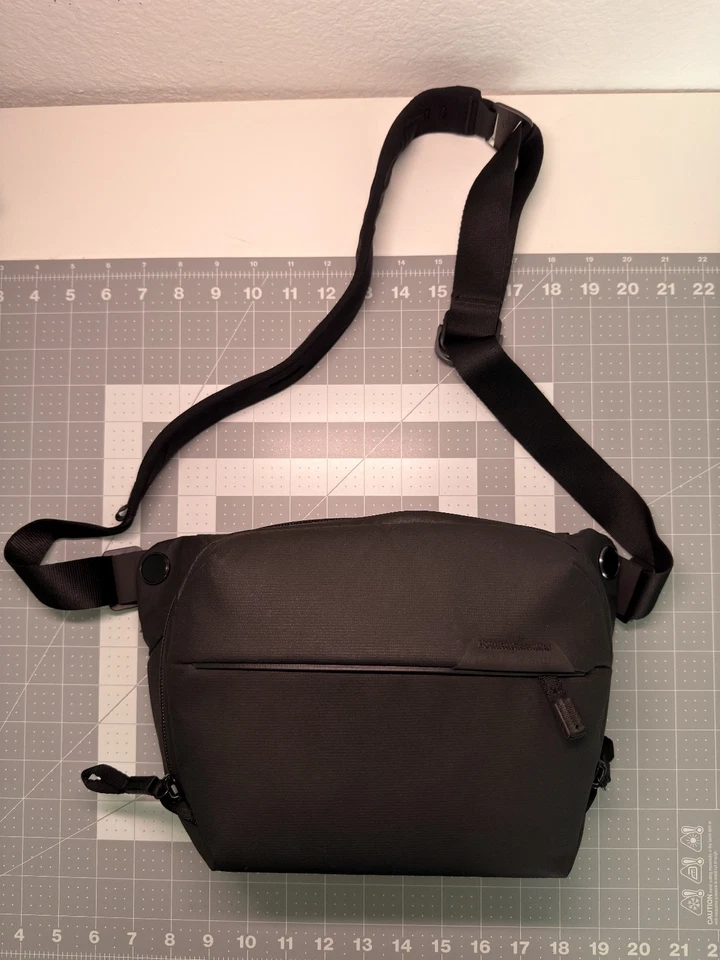 Bolso para cámara/eslinga diario Peak Design - negro, 3L; ligeramente usado, excelente estado. Foto 1 de 4