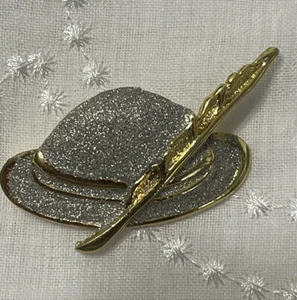 Goldtone silvertone Hat with feather brooch pin. glitter textured - Picture 1 of 4