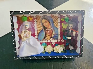 MEXIKANISCHES SKELETT BRAUT & BRÄUTIGAM JUNGFRAU VON GUADALUPE SCHATTENKASTEN HOLZ GLAS 3D - Bild 1 von 9