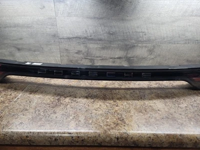 Оригинальный центральный светодиодный задний фонарь для Porsche Cayenne 2019–2023 годов выпуска с креплением на крышку багажника - Изображение 1 из 4