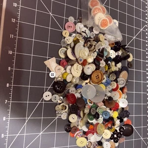 Surtido De Colección Botones 1/2 Lb De Fincas Lote D - Imagen 1 de 16