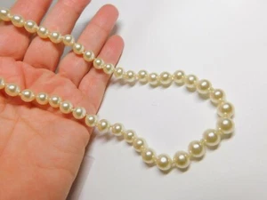 Collar con cuentas de imitación de perlas blanco anudado a mano de colección - Imagen 1 de 5