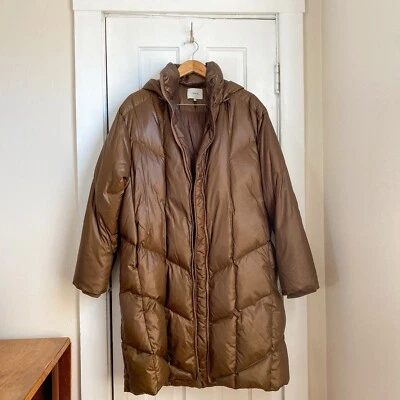 Abrigo Vince M acolchado con capucha en chaqueta marrón parka de gran tamaño $895 Foto 1 de 4