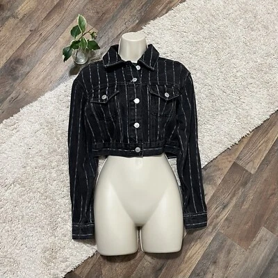 Chaqueta de mezclilla Pacsun talla XS/S negra blanca a rayas recortada con botones delanteros Foto 1 de 4