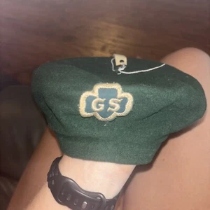 Vintage 1940s Green Wool GIRL SCOUTS BERET Uniform Hat Sewn Patch USA Youth Size - Picture 1 of 6
