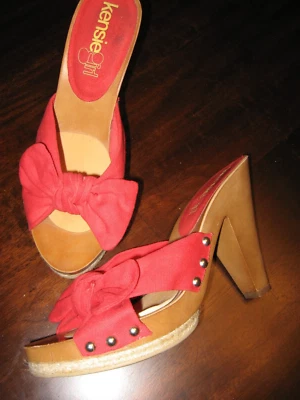 Kensie Girl, sandalia, lazo de lona roja, punta abierta 3" tacón alto, base de madera, 8,5 M Foto 1 de 4
