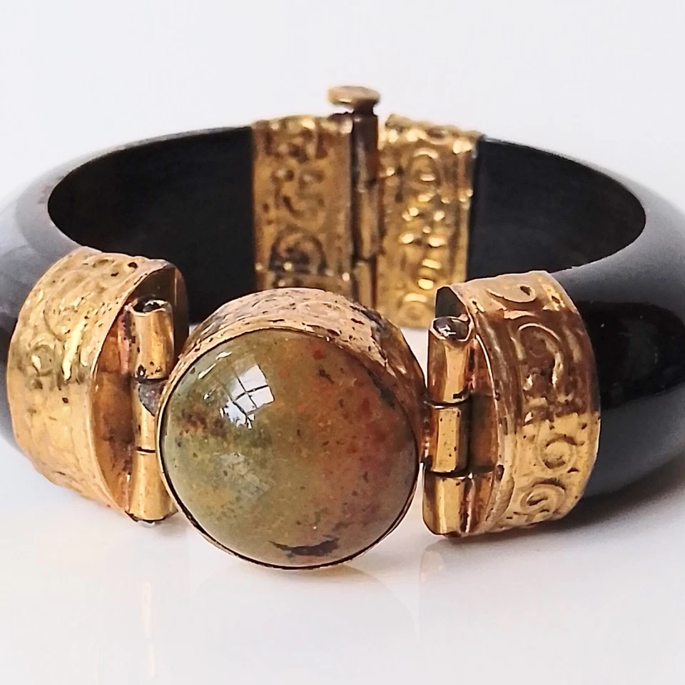 Brazalete con bisagra de latón y pasador de cuerno de báfalo natural con piedras preciosas de ágata hecho a mano India Foto 1 de 1