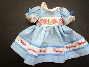 Original Madame Alexander 8" blau PODDAUGHTER KLEID mit Etikett Blumenband Schleifen Spitze - Bild 1 von 5