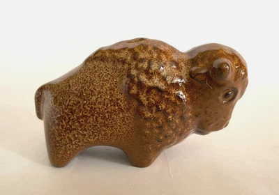 Estatuilla pequeña de cerámica de búfalo marrón Howard Pierce Foto 1 de 4