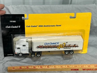 Juego de semirremolque y remolque tractor Cub Cadet 40th Ann 1:64 ERTL NIP 2000 ¡Afilado! Foto 1 de 4