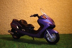 1:18 Yamaha Majesty YP 250 DX Violettmetallic WELLY 00154 - Bild 1 von 1