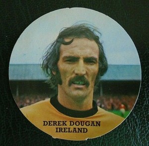 DEREK DOUGAN IRELAND INTERNATIONAL  FOOTBALL DISC (J) CARD